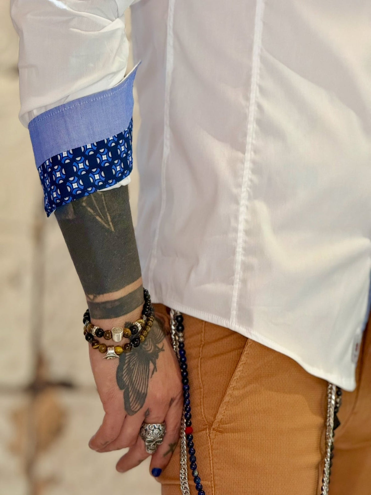 Camisa Blanca Cerchio puño detalles en azul