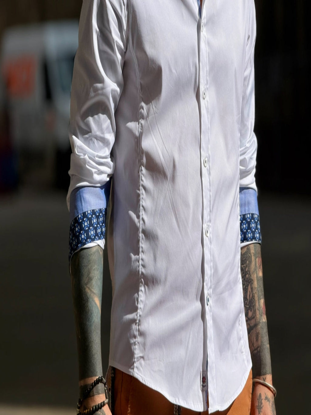 Camisa Blanca Cerchio puño detalles en azul