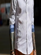 Camisa Blanca Cerchio puño detalles en azul