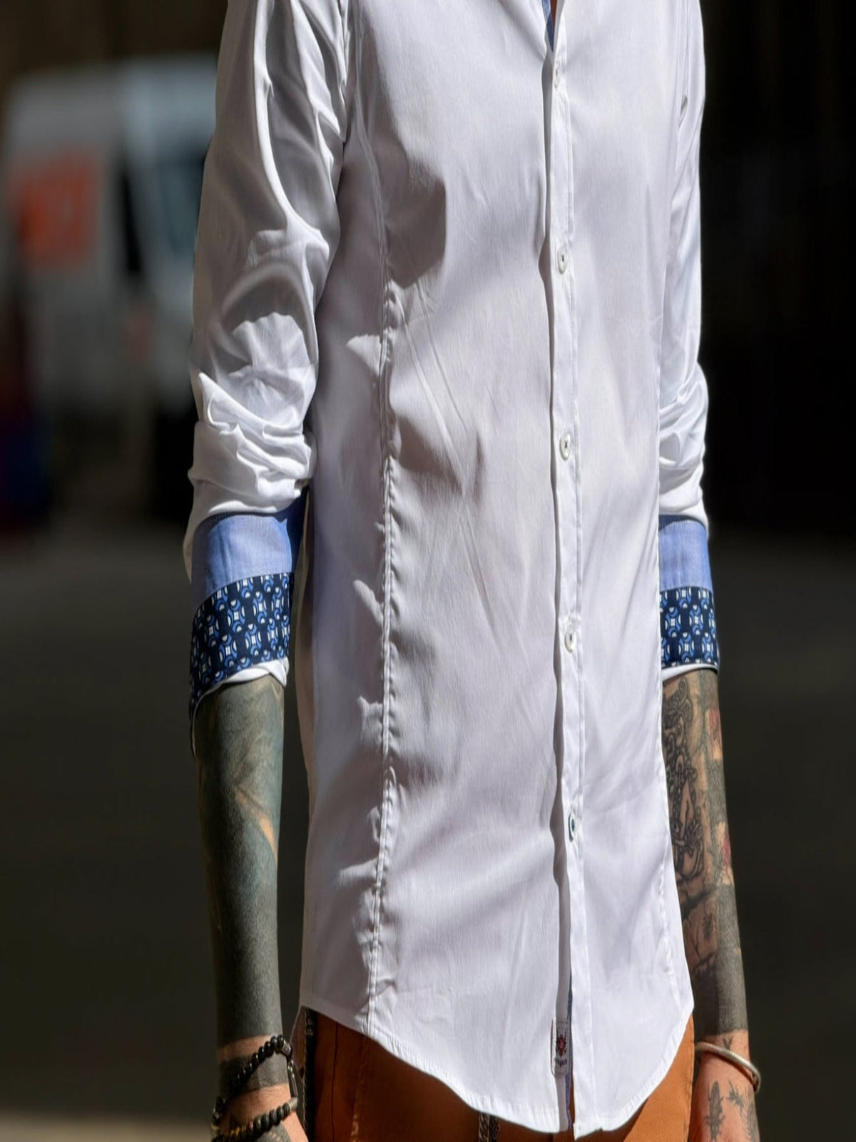 Camisa Blanca Cerchio puño detalles en azul