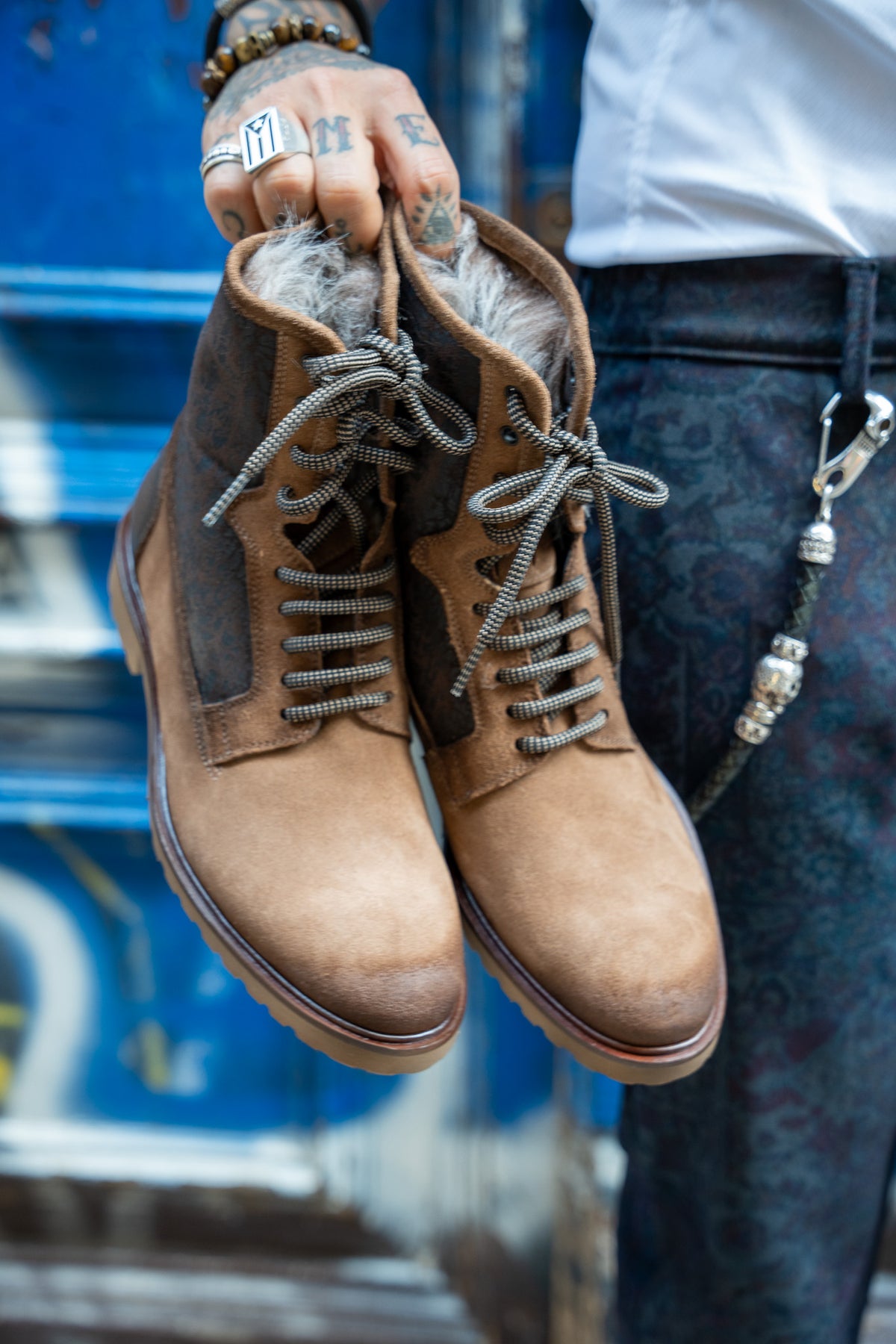 Par de botas Piel 7581H Visón, vista frontal con cordones e interior de pelo