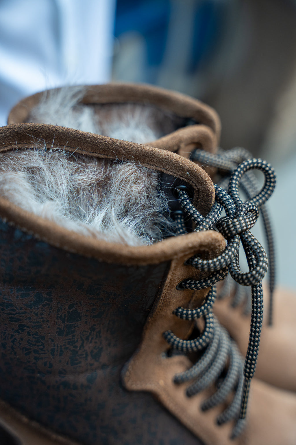 Detalle del interior de pelo y los cordones de las botas Piel 7581H Visón