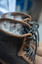 Detalle del interior de pelo y los cordones de las botas Piel 7581H Visón