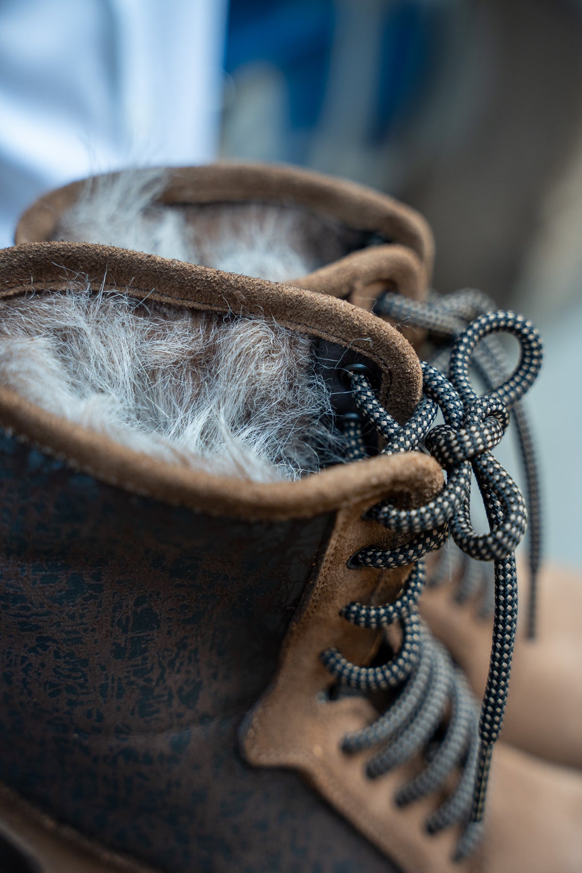 Detalle del interior de pelo y los cordones de las botas Piel 7581H Visón