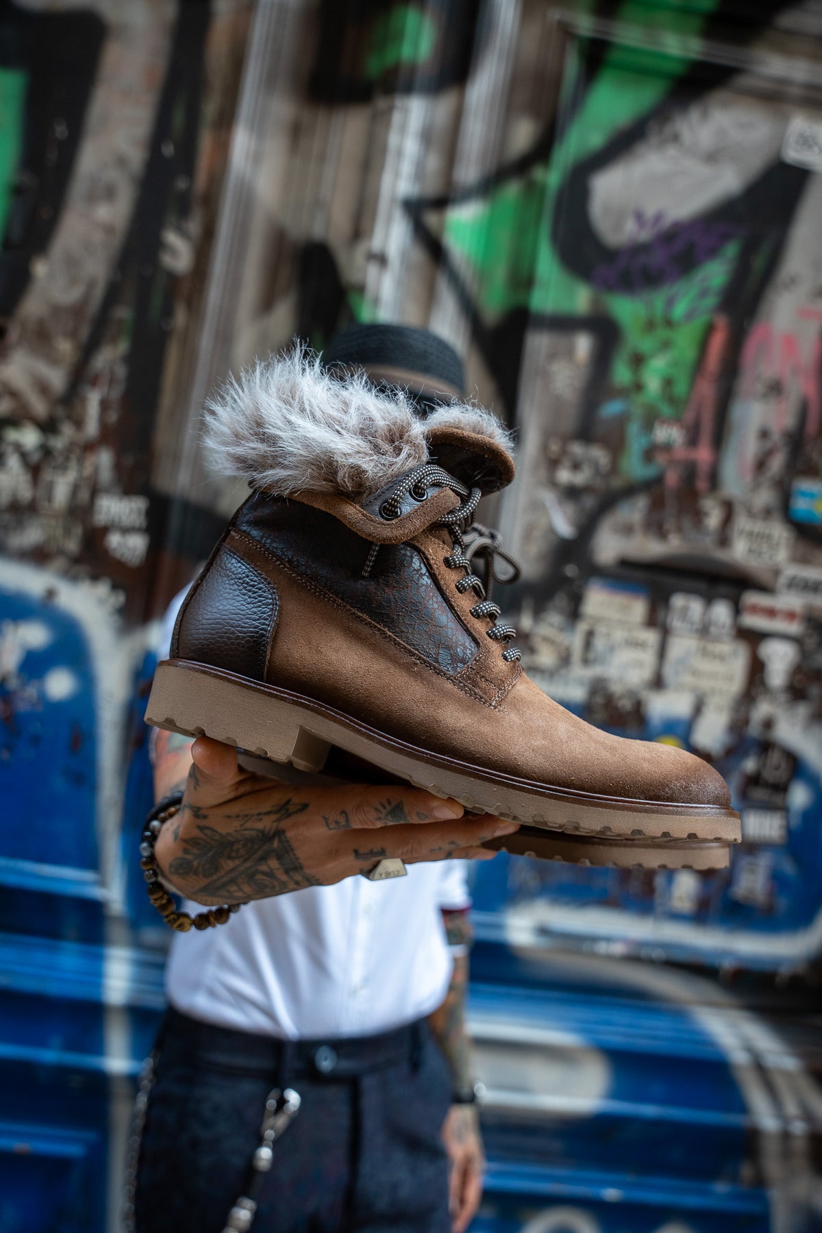 Bota piel 7581H Visón de perfil, con la caña doblada mostrando el forro de pelo